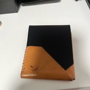 Open sea leather houbie mini in black and natural leather.